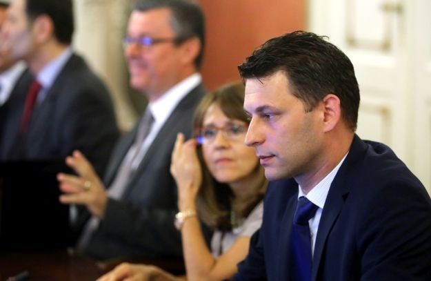Vlada u ostavci će prije odlaska isplatiti regres uhljebima u državnoj službi